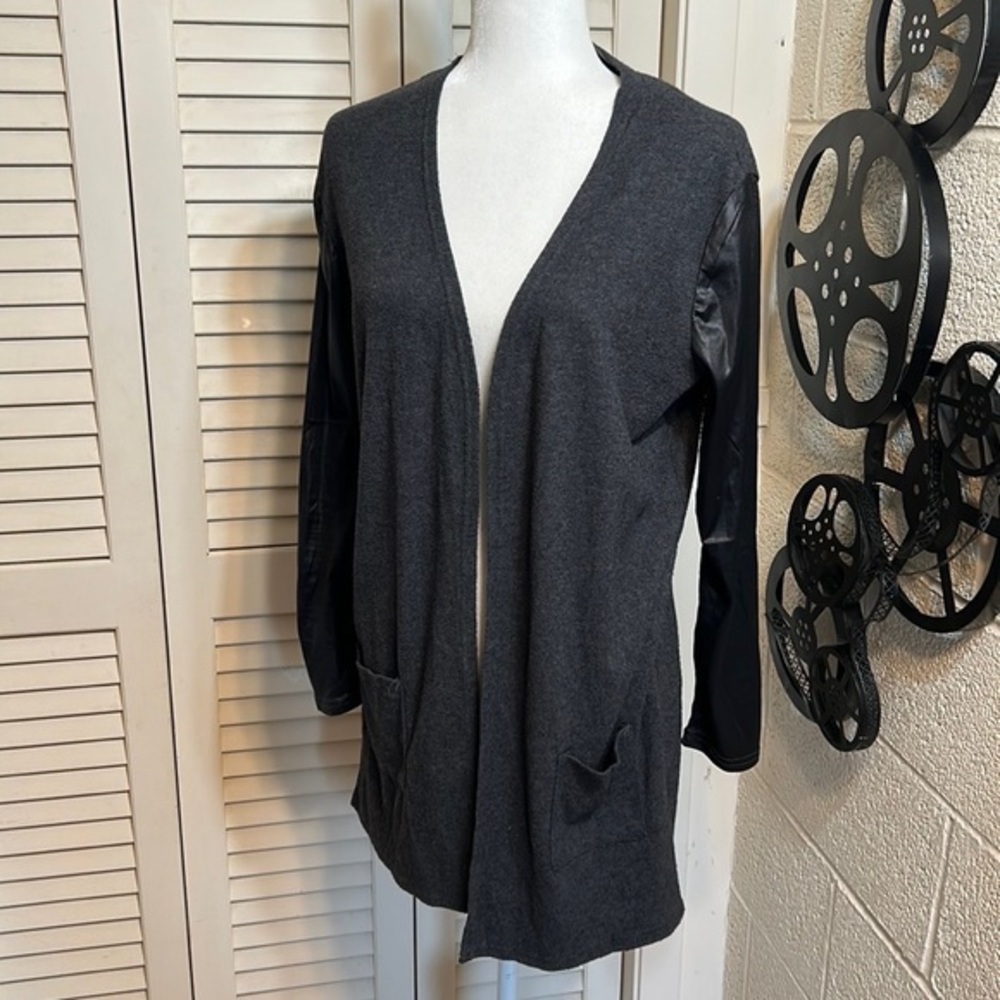FRENCH LAUNDRY M funky mixed media open cardigan in gray and black w pockets!